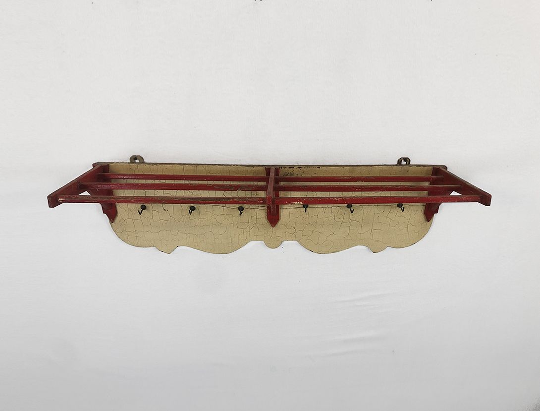 Foto Wooden Wall Wardrobe with Red Hat Rack