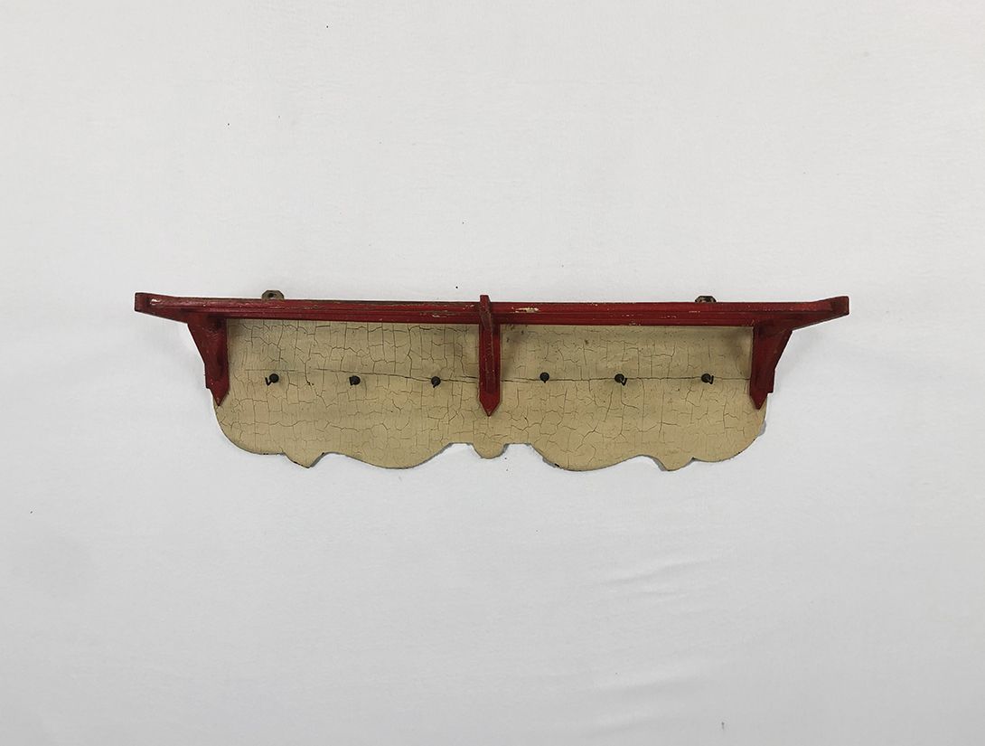 Foto Wooden Wall Wardrobe with Red Hat Rack