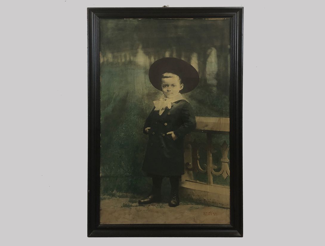 Foto Huge Colored Photography of a Boy Prague 1907 h112x70 35C2