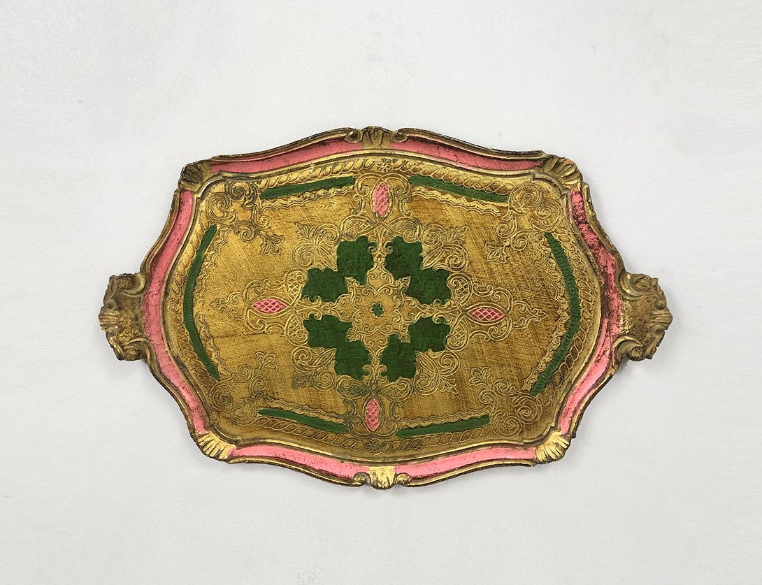 Foto Brass Tray with Pink and Green Decorations