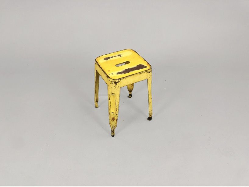Foto Various Yellow Stackable Stools