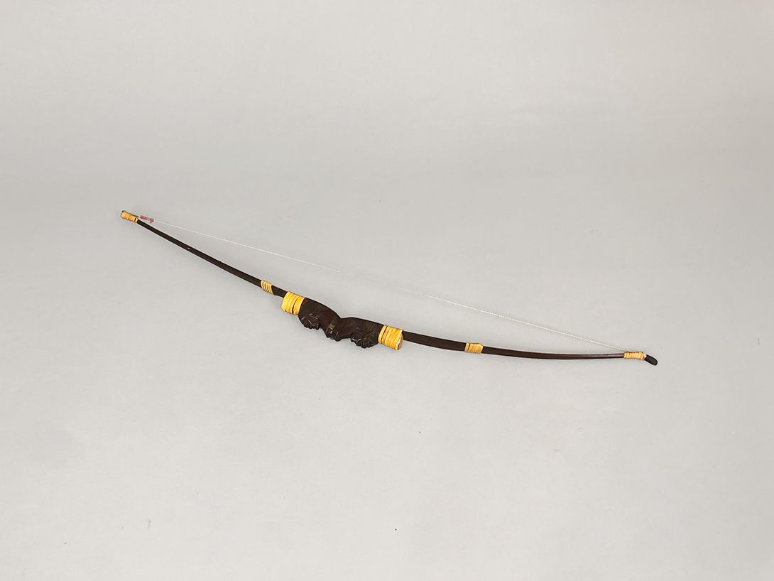 Foto Bow with Native American (female) as Handle
