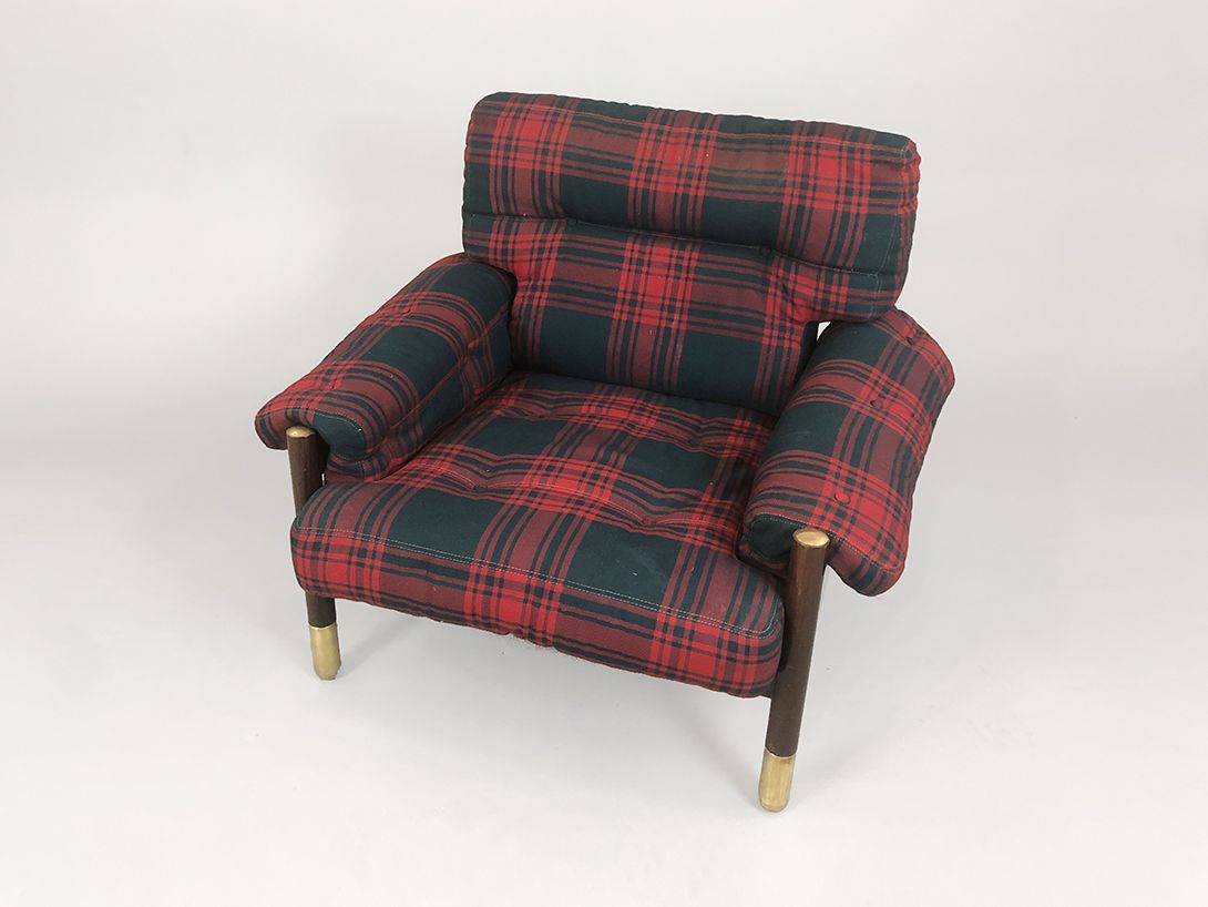 Foto Red and Black Checked Armchair and Belt Backrest