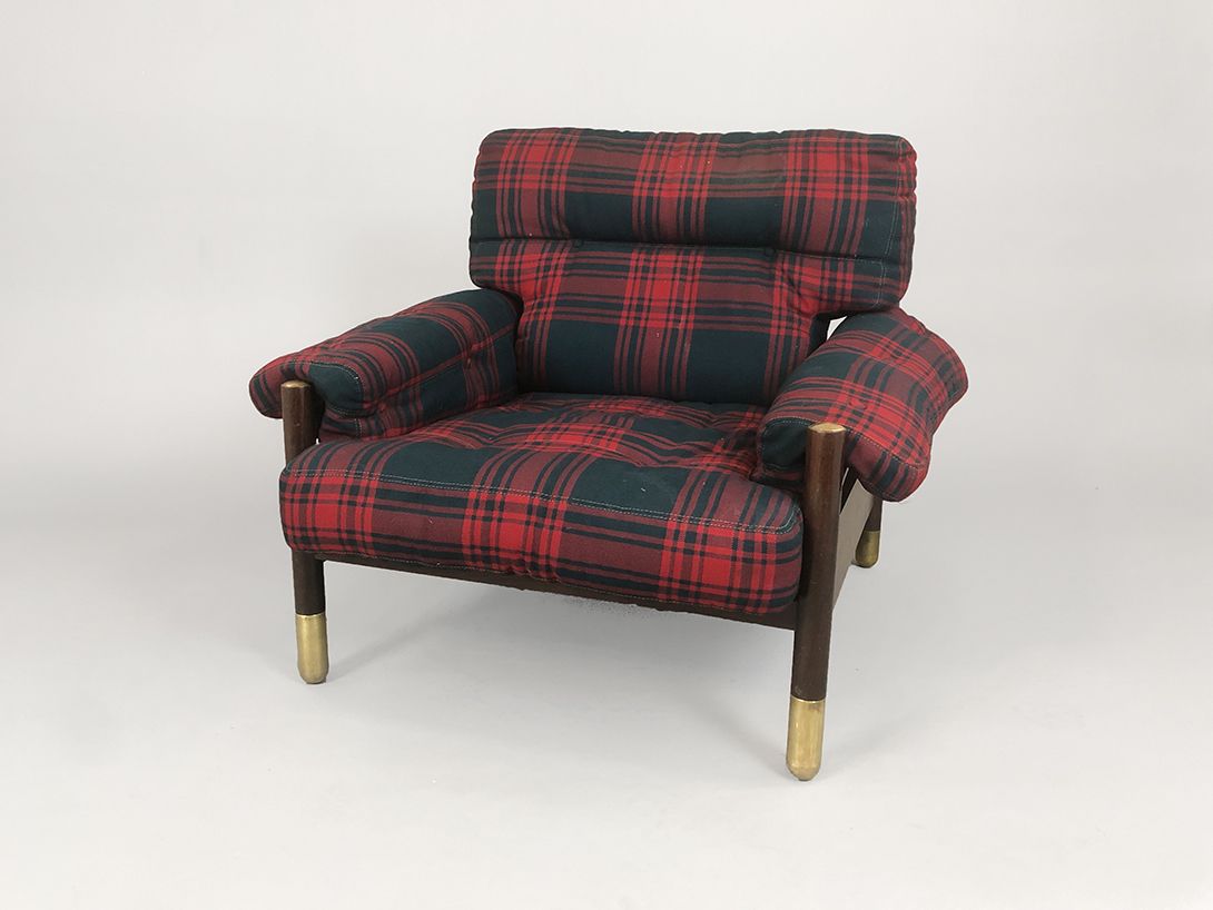 Foto Red and Black Checked Armchair and Belt Backrest