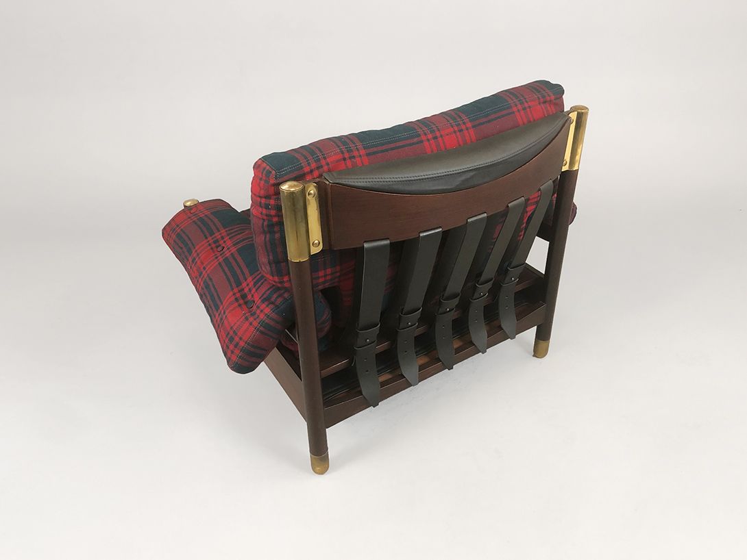 Foto Red and Black Checked Armchair and Belt Backrest