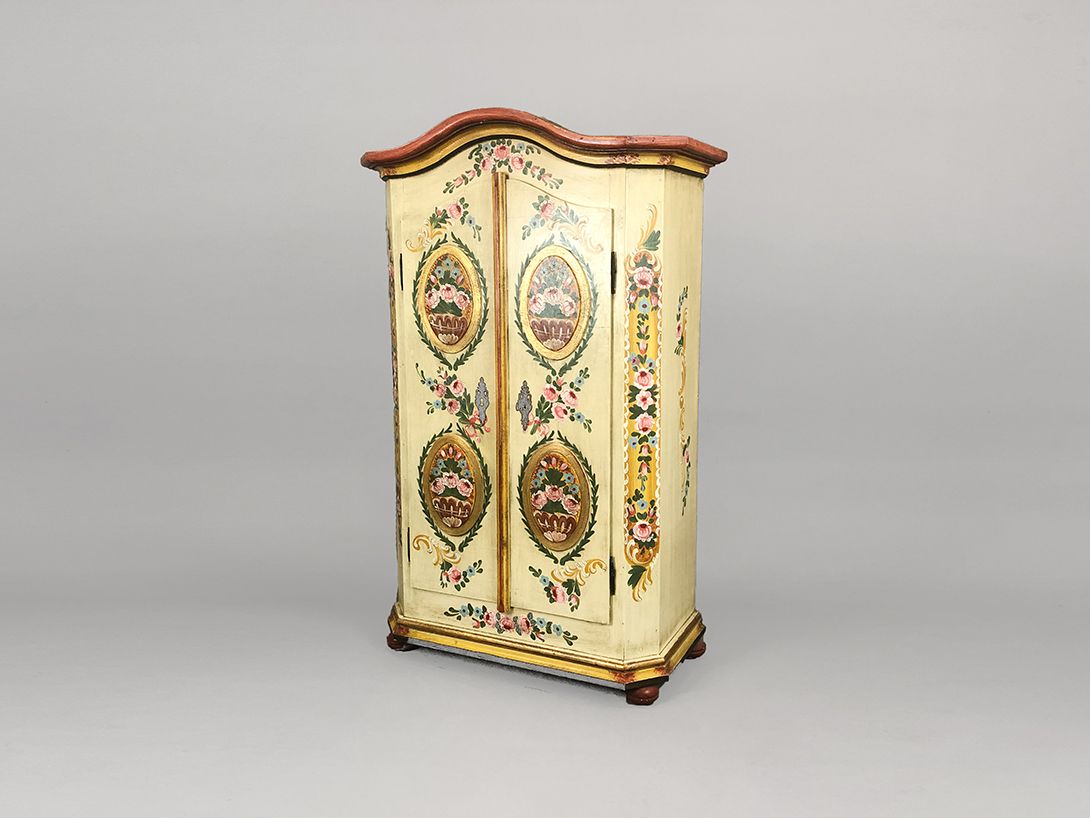 Foto Antique Cabinet with Flowers