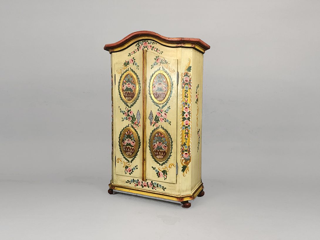 Foto Antique Cabinet with Flowers