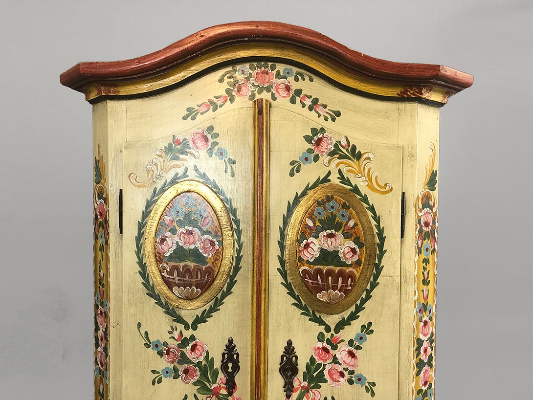 Foto Antique Cabinet with Flowers