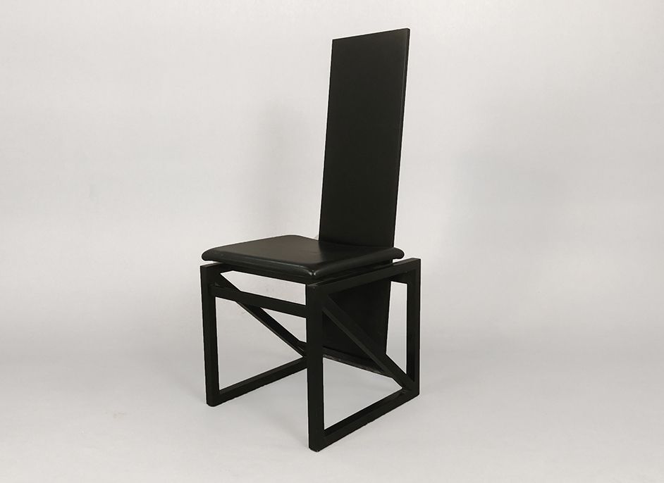 Foto Wooden Black Chair with Leather Seat