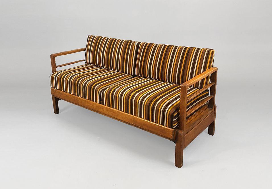 Foto Brown Striped Sofa