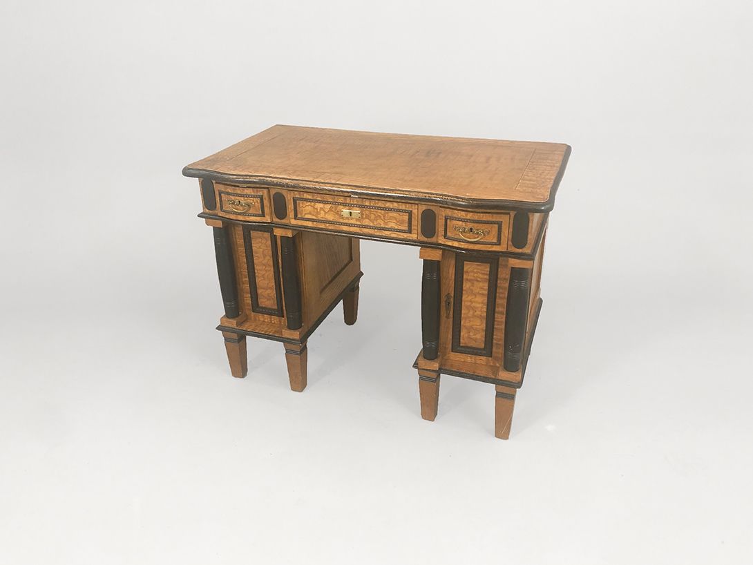 Foto Antique Wooden Table with Drawers h78x108x62