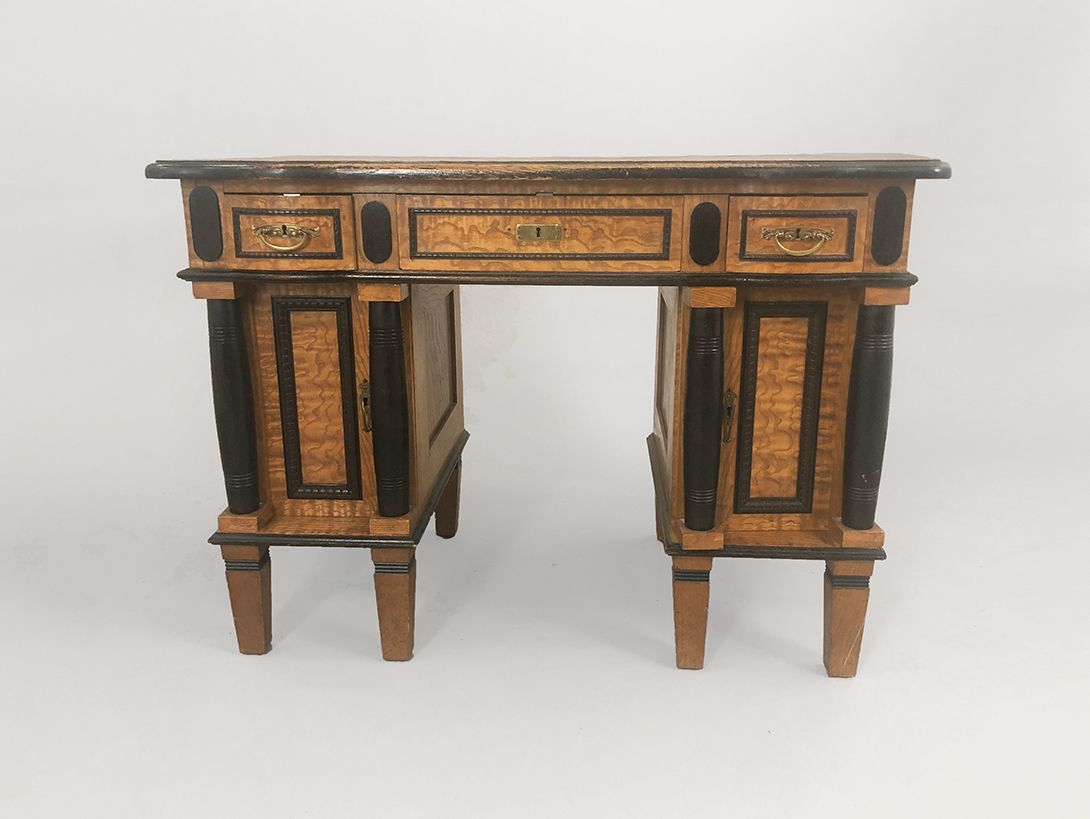 Foto Antique Wooden Table with Drawers h78x108x62