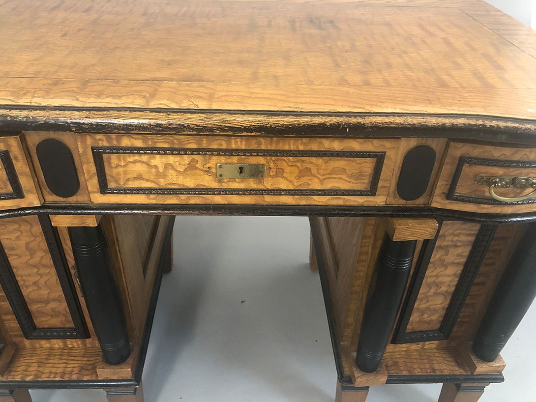 Foto Antique Wooden Table with Drawers h78x108x62