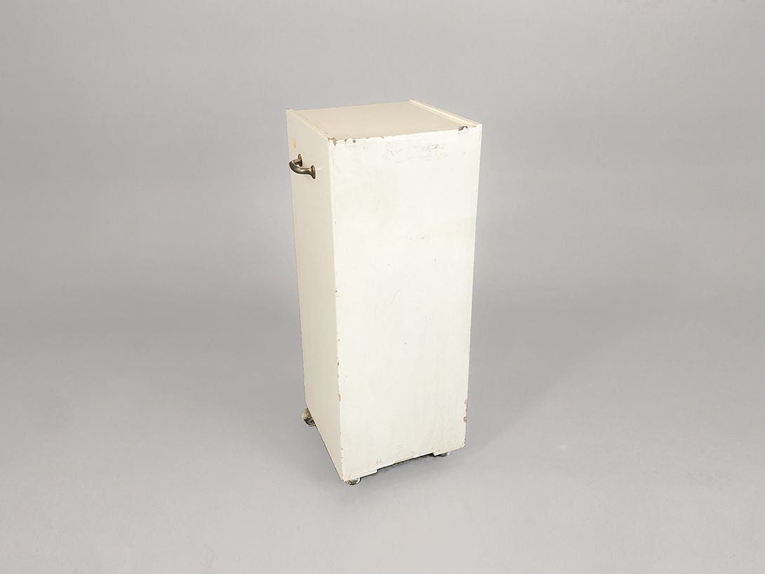 Foto White Medical Container with eight Drawers