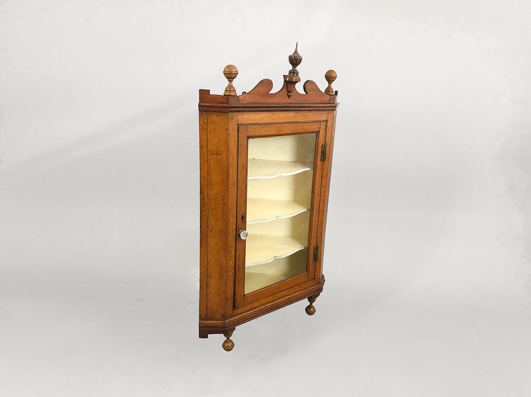 Foto Wooden Corner Cabinet