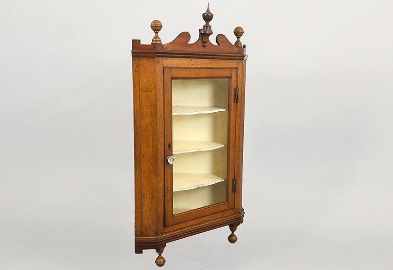Foto Wooden Corner Cabinet