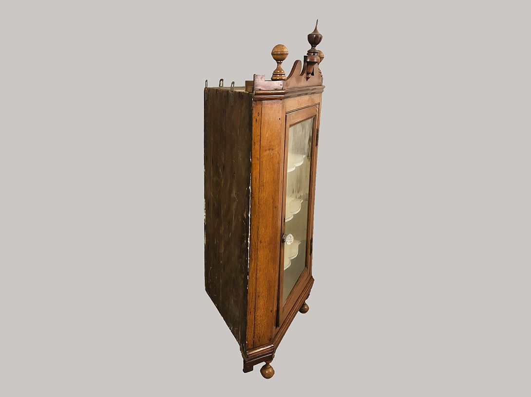 Foto Wooden Corner Cabinet