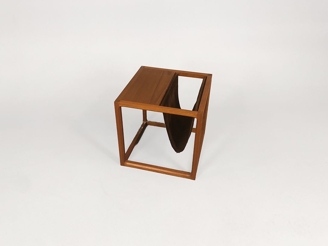 Foto Wooden Side Table with Newspaper Rack h45x44x44