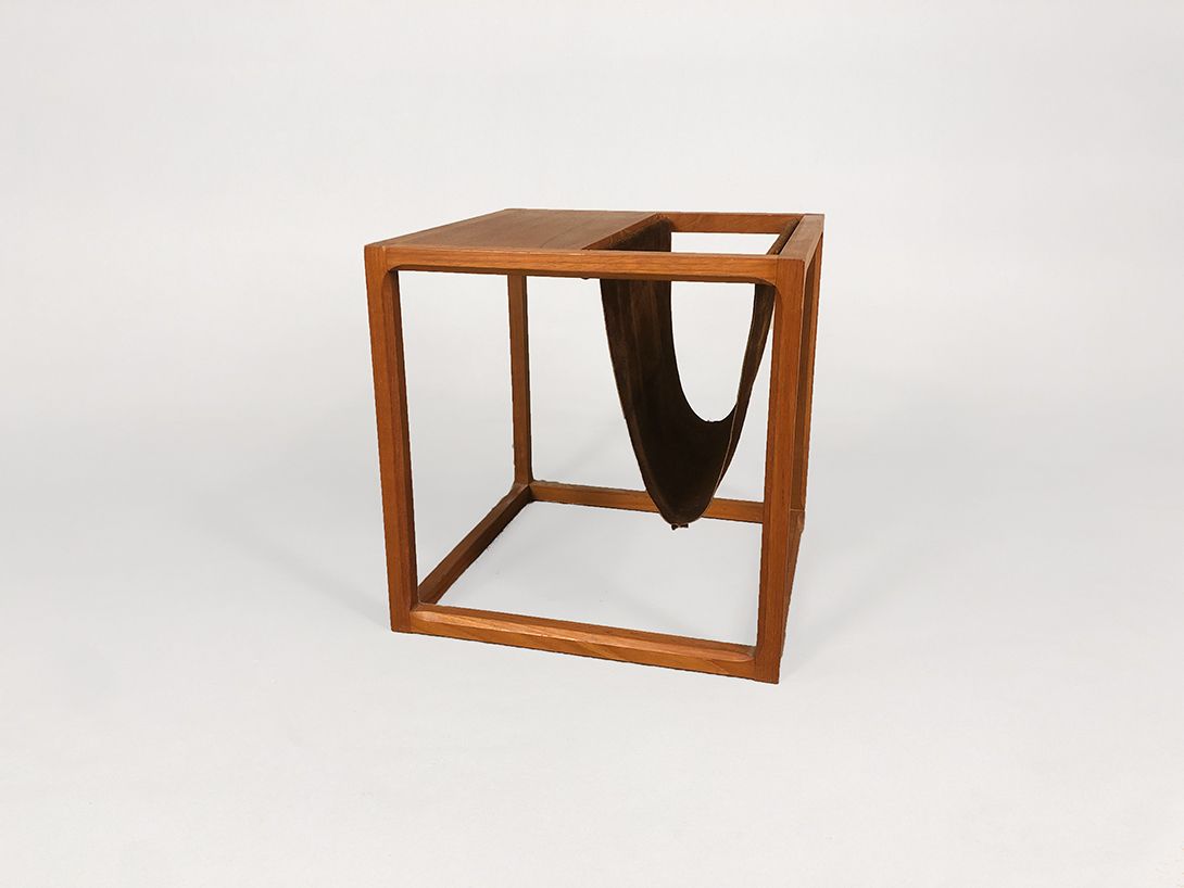 Foto Wooden Side Table with Newspaper Rack h45x44x44