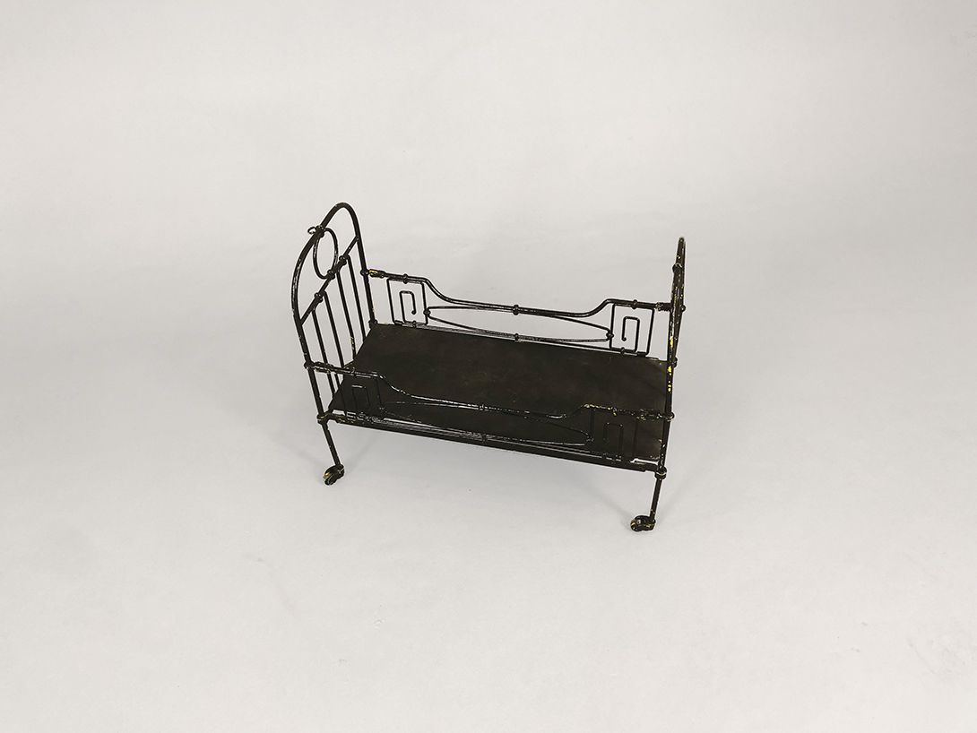 Foto Black Metal Doll Bed with Wheels