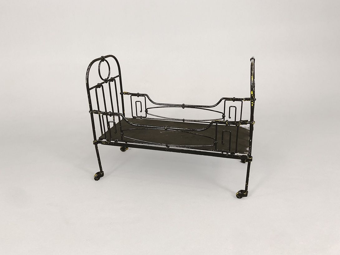 Foto Black Metal Doll Bed with Wheels