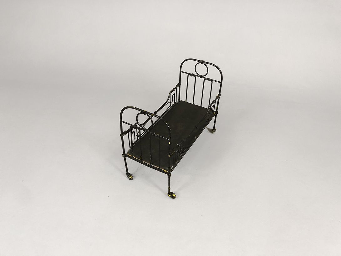 Foto Black Metal Doll Bed with Wheels