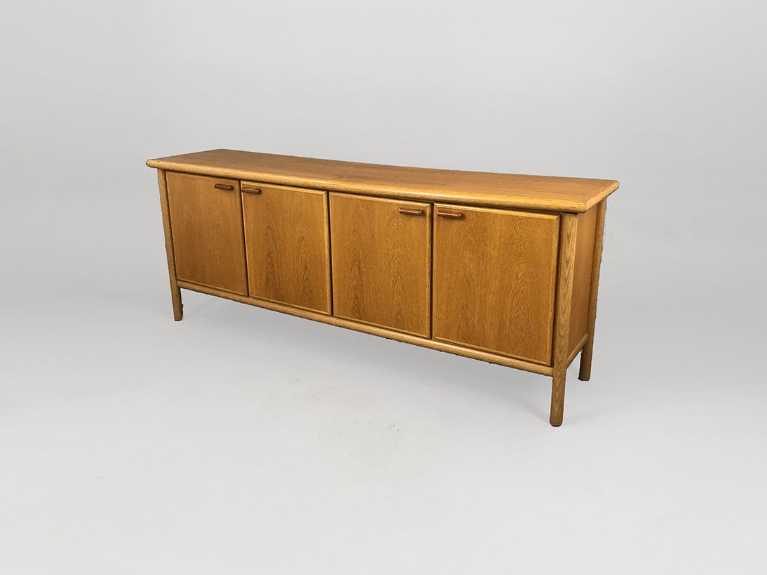 Foto Walnut Wood Bauhaus Sideboard, Dessau 1950 w213