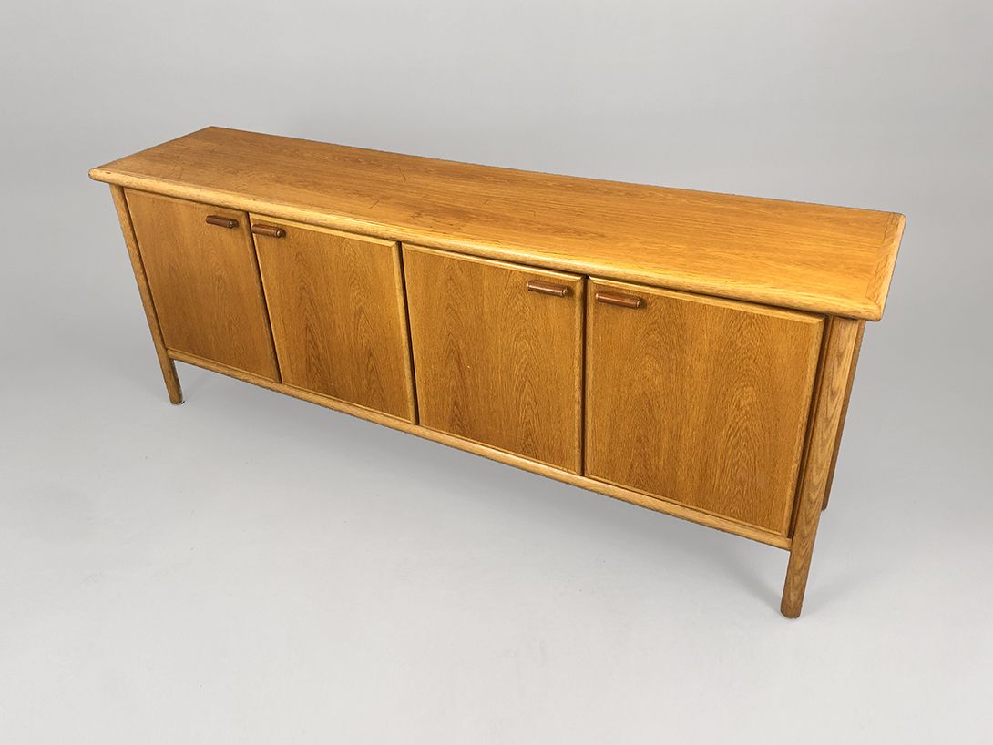 Foto Walnut Wood Bauhaus Sideboard, Dessau 1950 w213