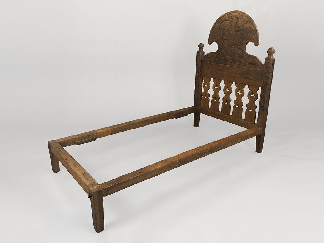 Foto Antique Wooden Bed Frame
