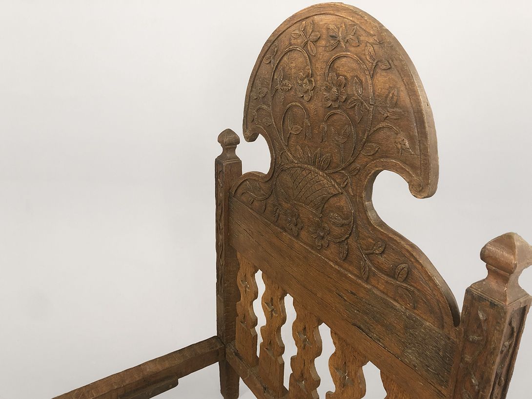 Foto Antique Wooden Bed Frame