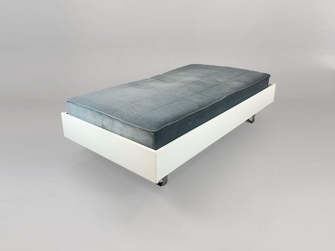Foto White Bed with Blue Mattress