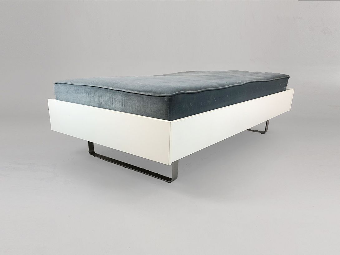 Foto White Bed with Blue Mattress