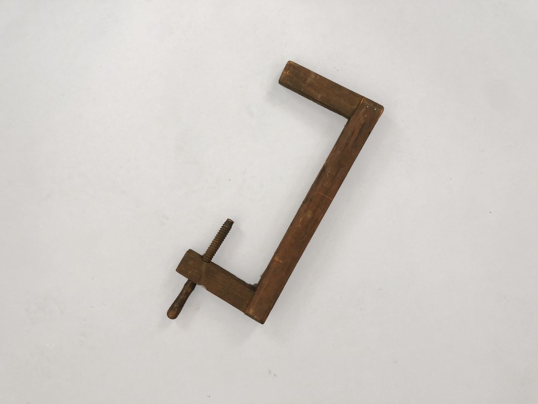Foto Antique wooden Screw Clamp