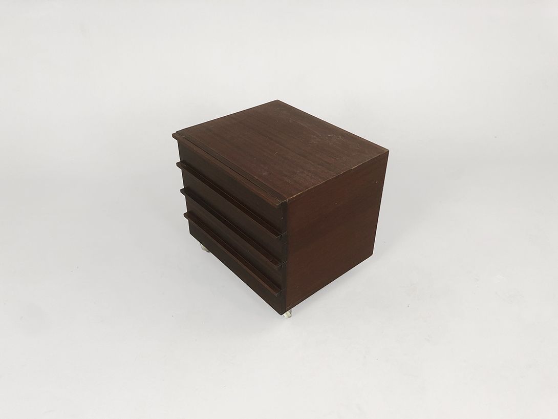 Foto Brown Commode with Three Drawers and Wheels