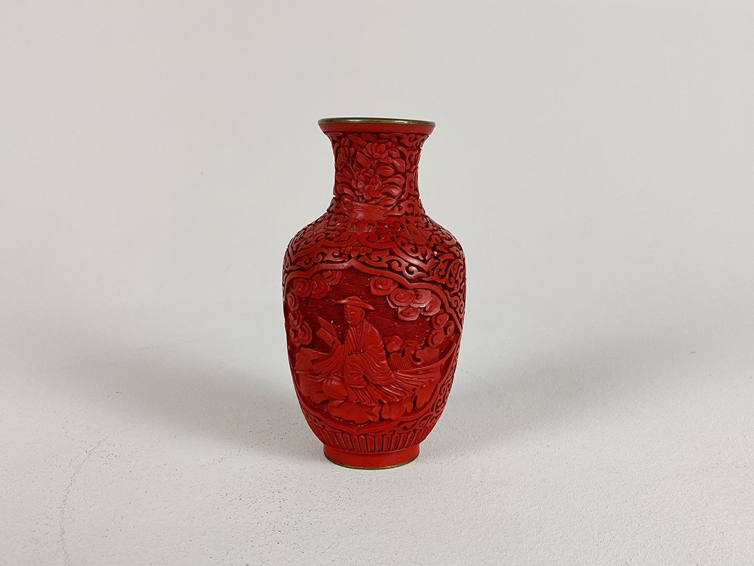 Foto Red Carved Vase, China h17 E4
