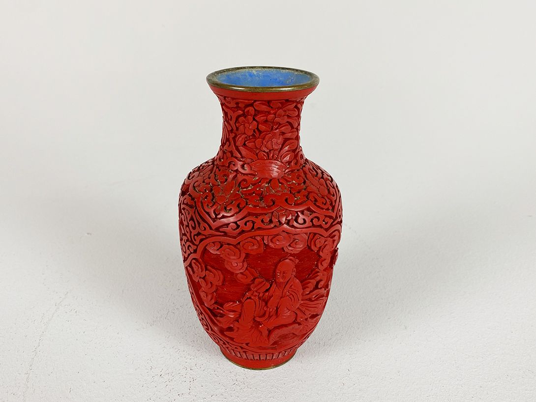 Foto Red Carved Vase, China h17 E4