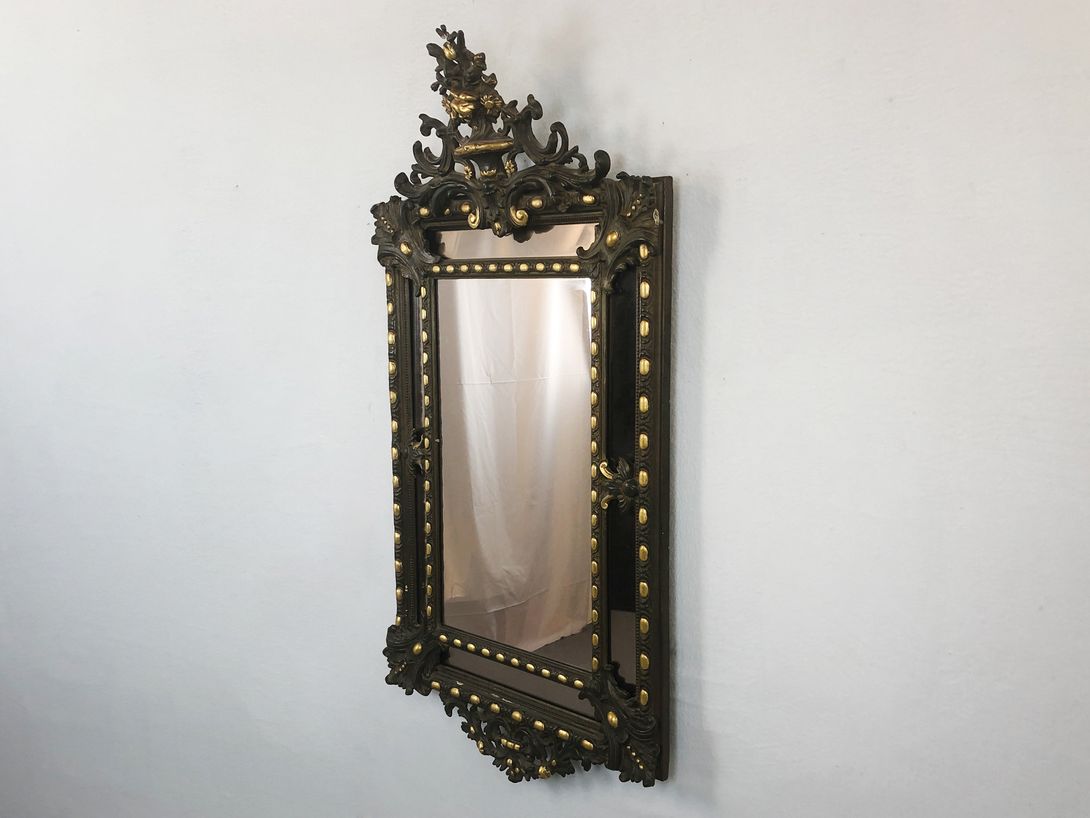 Foto Dark Wooden Victorian Mirror with Golden Applications