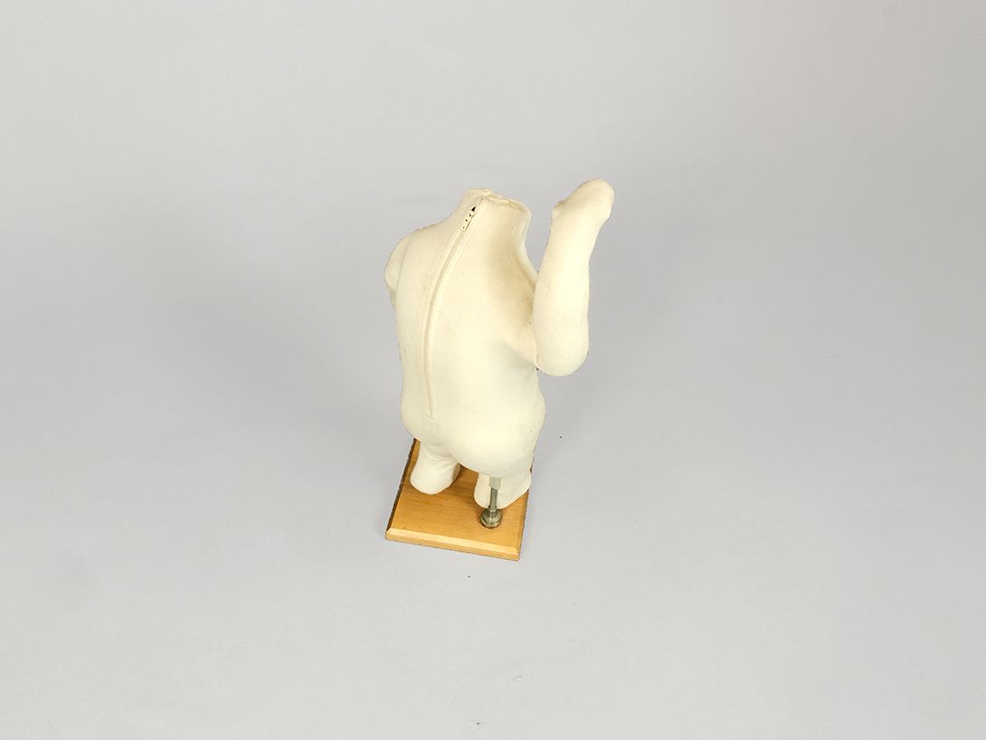 Foto Children Tailor&#8217;s Dummy Right Hand Above
