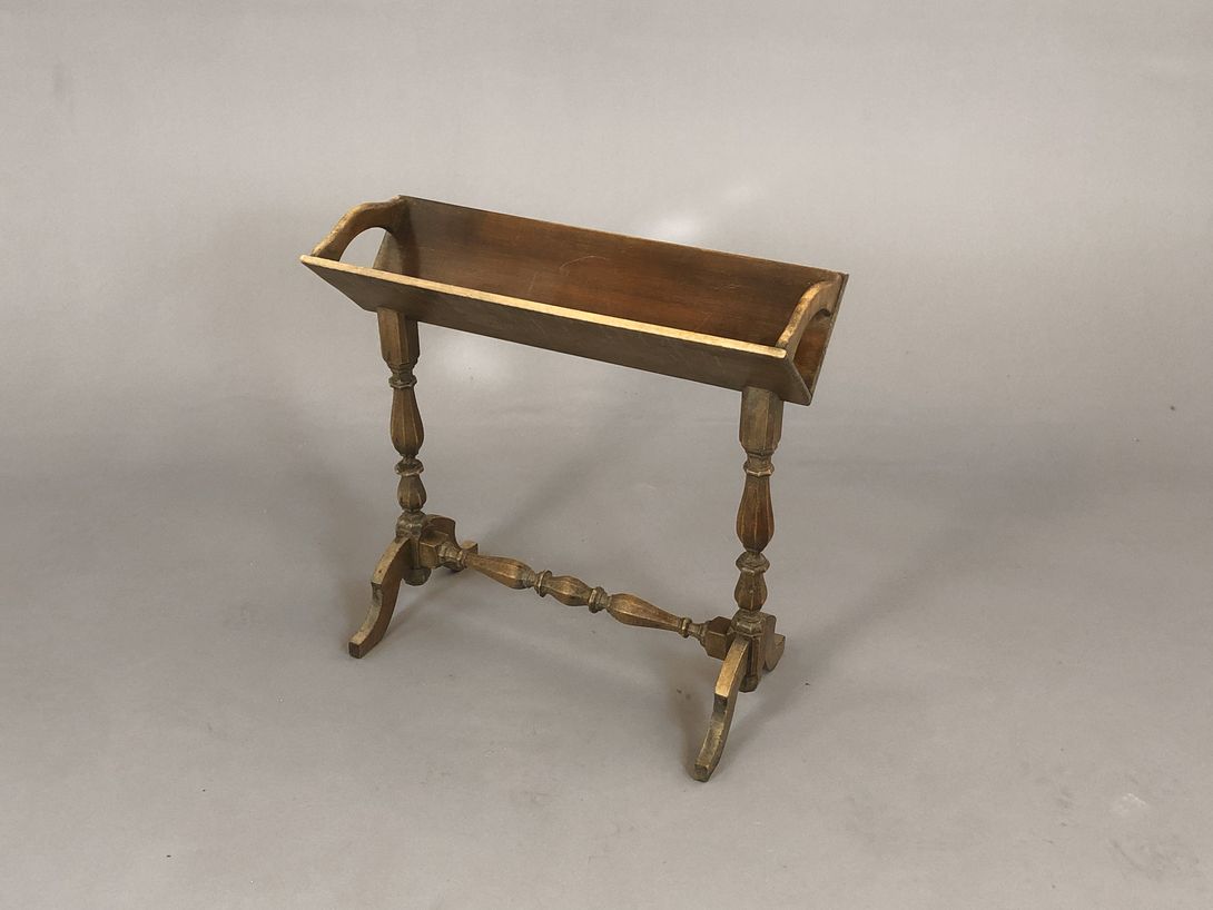 Foto Antique Wooden Shelf on Stand