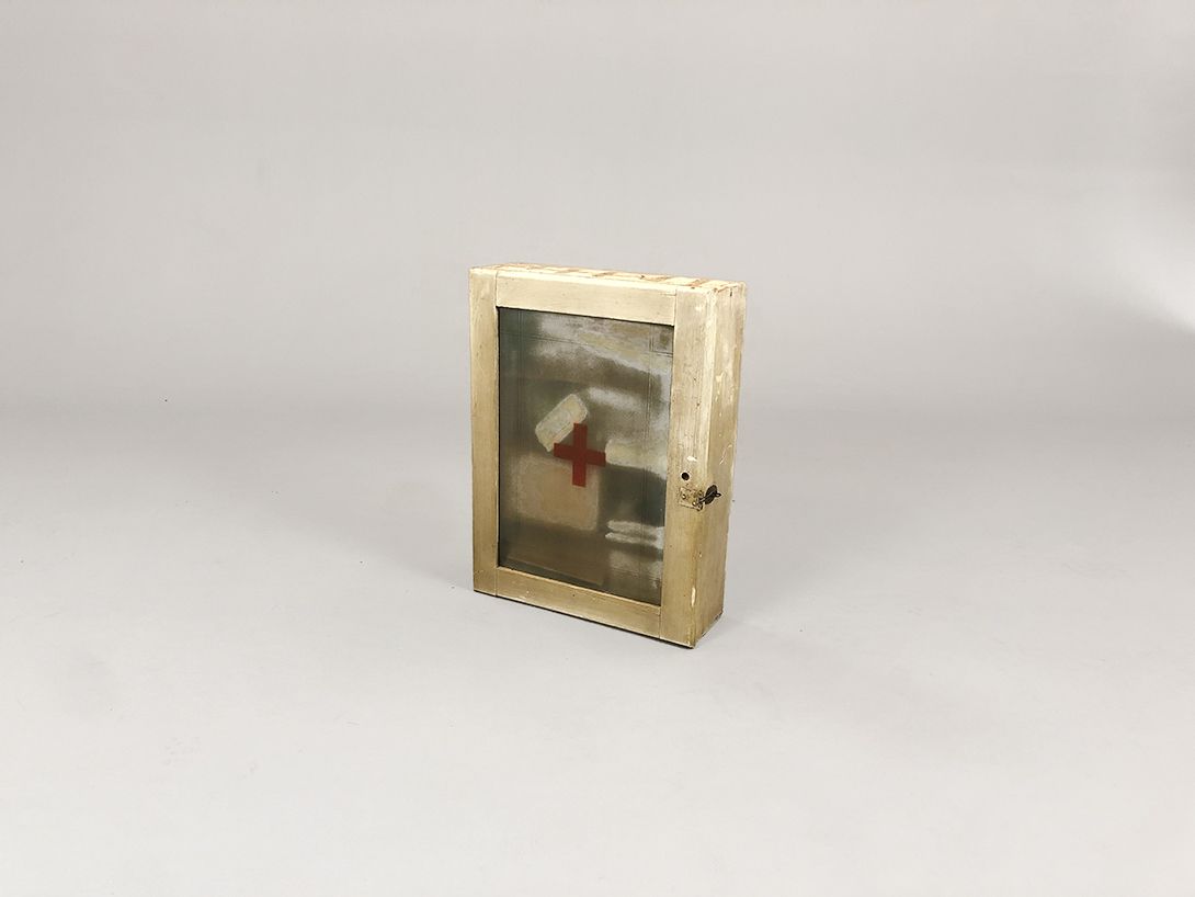 Foto German 1932 Medicine Wooden Red Cross Antique Cabinet