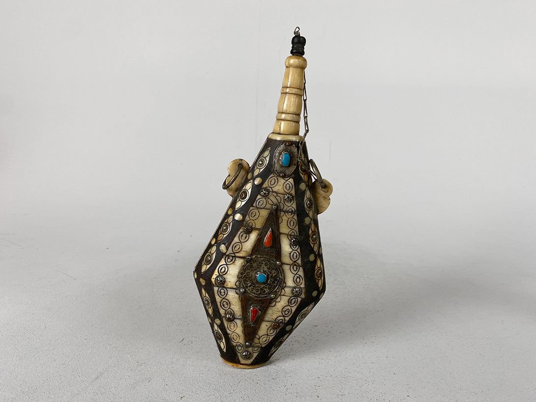 Foto Tiny Wooden Ornament Bottle