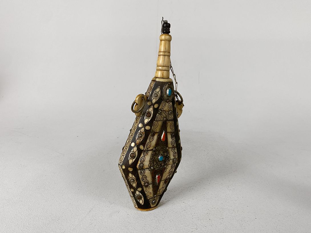 Foto Tiny Wooden Ornament Bottle