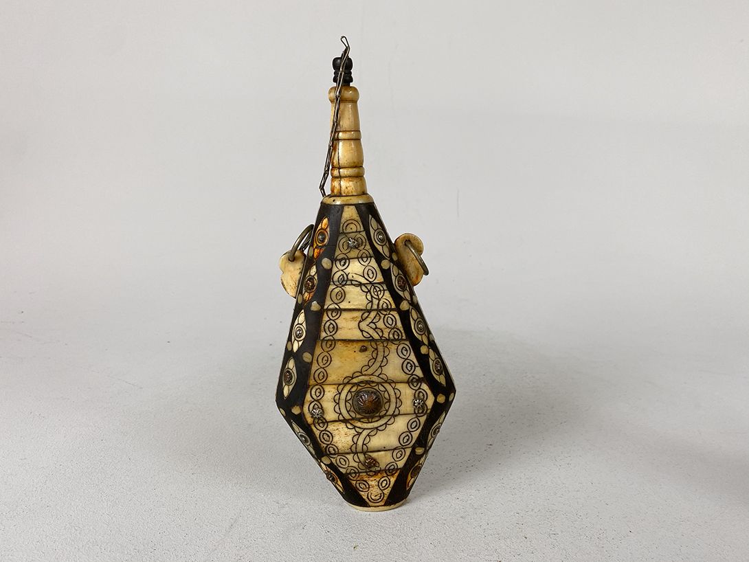 Foto Tiny Wooden Ornament Bottle