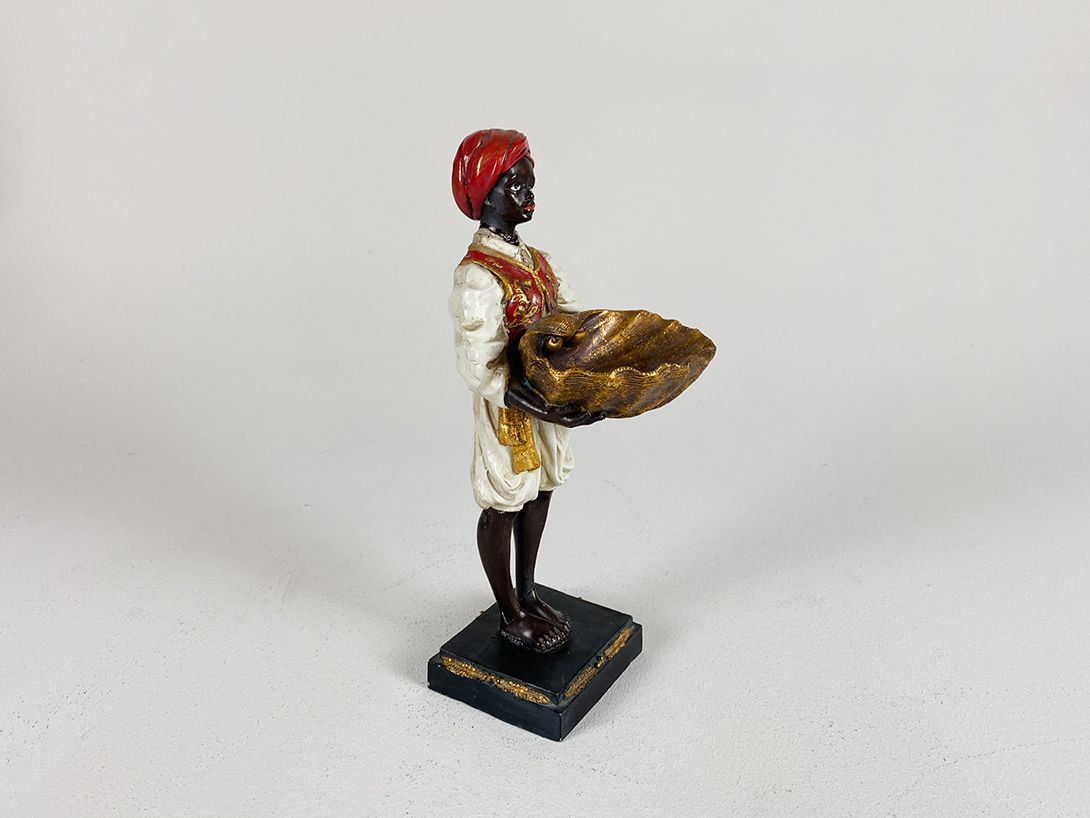 Foto Statue of a Man Holding a Shell