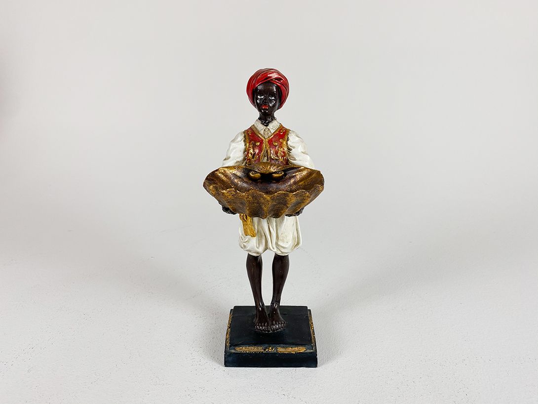 Foto Statue of a Man Holding a Shell