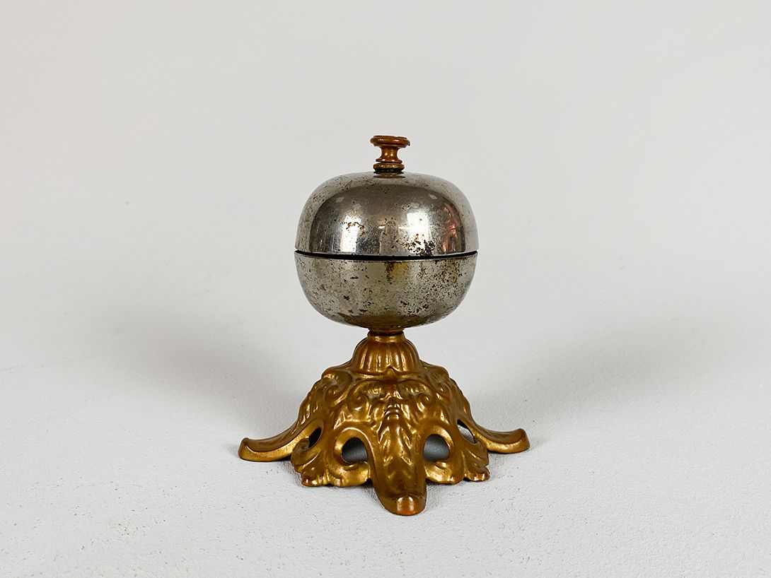 Foto Hotel Bell on Ornate Brass Foot