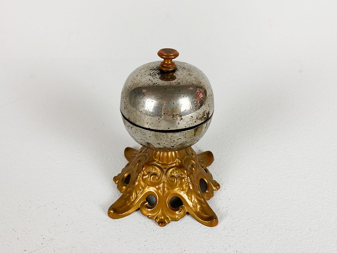 Foto Hotel Bell on Ornate Brass Foot