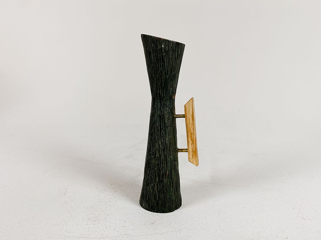 Foto Brutalist Metal Vase with Handle h20
