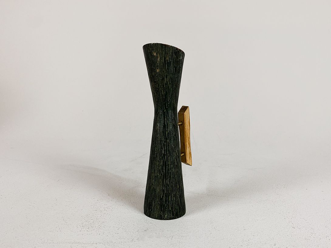 Foto Brutalist Metal Vase with Handle h20