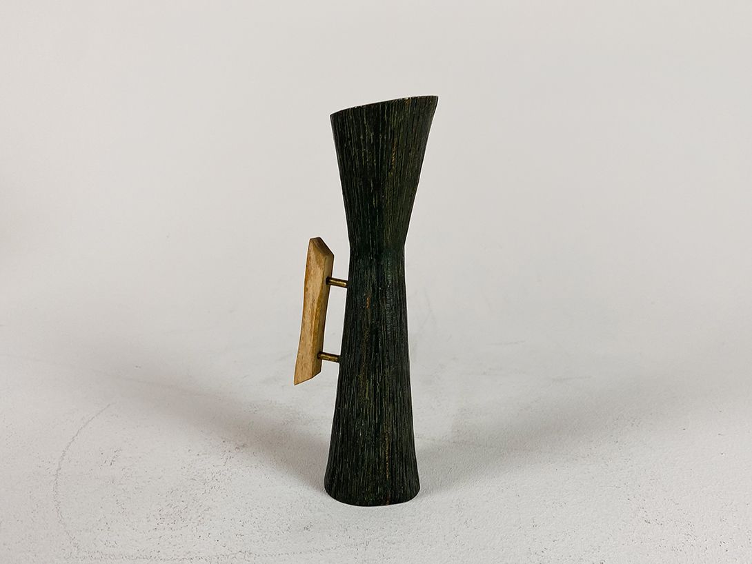 Foto Brutalist Metal Vase with Handle h20